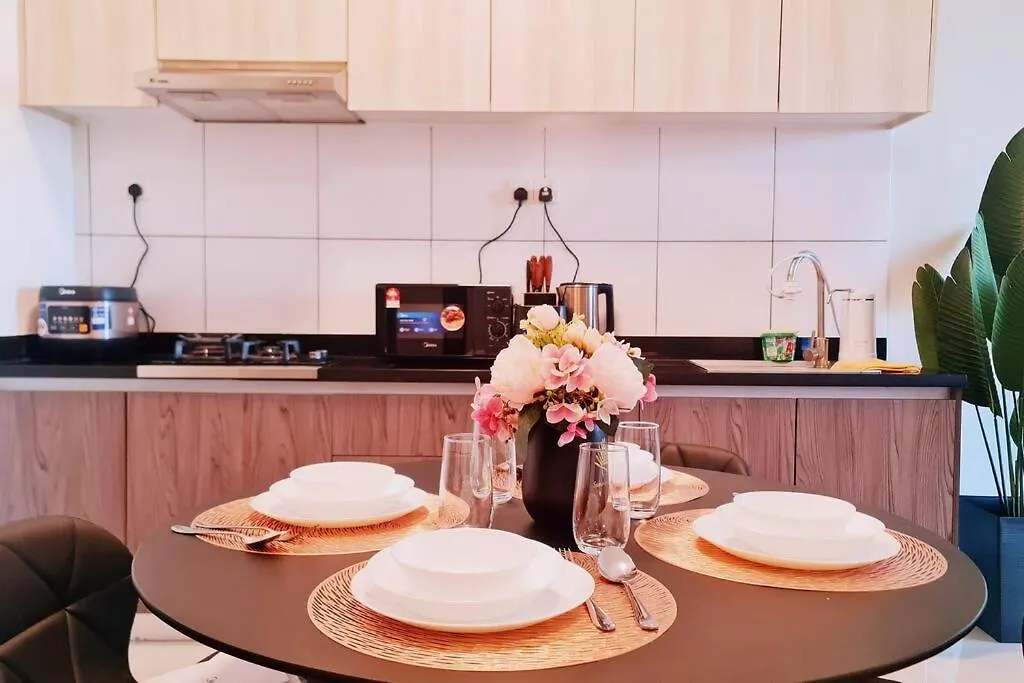 New! Romantic Cozy Suite W Bathtub Near Midvalley Johor Bahru