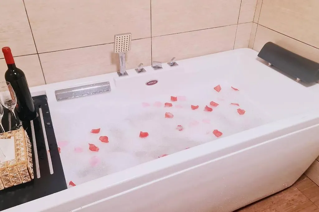 Apartment New! Romantic Cozy Suite W Bathtub Near Midvalley Johor Bahru Malaysia